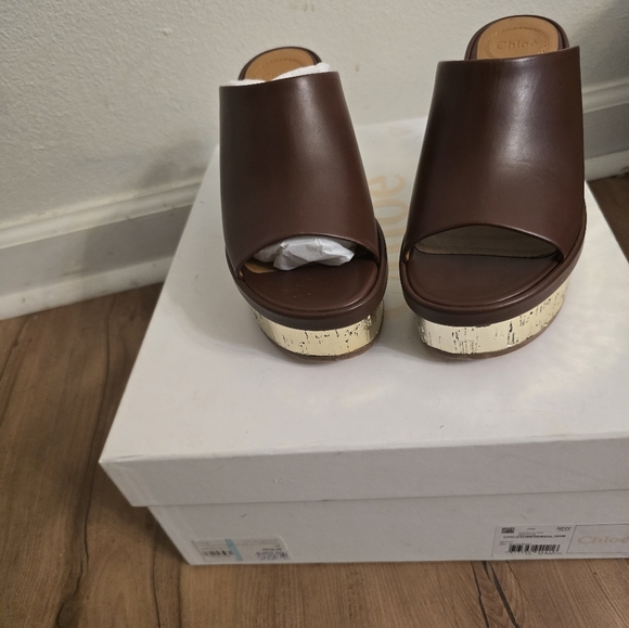 New In Box Chloe Brown Leather Mules with Gold Platform - Picture 2 of 8